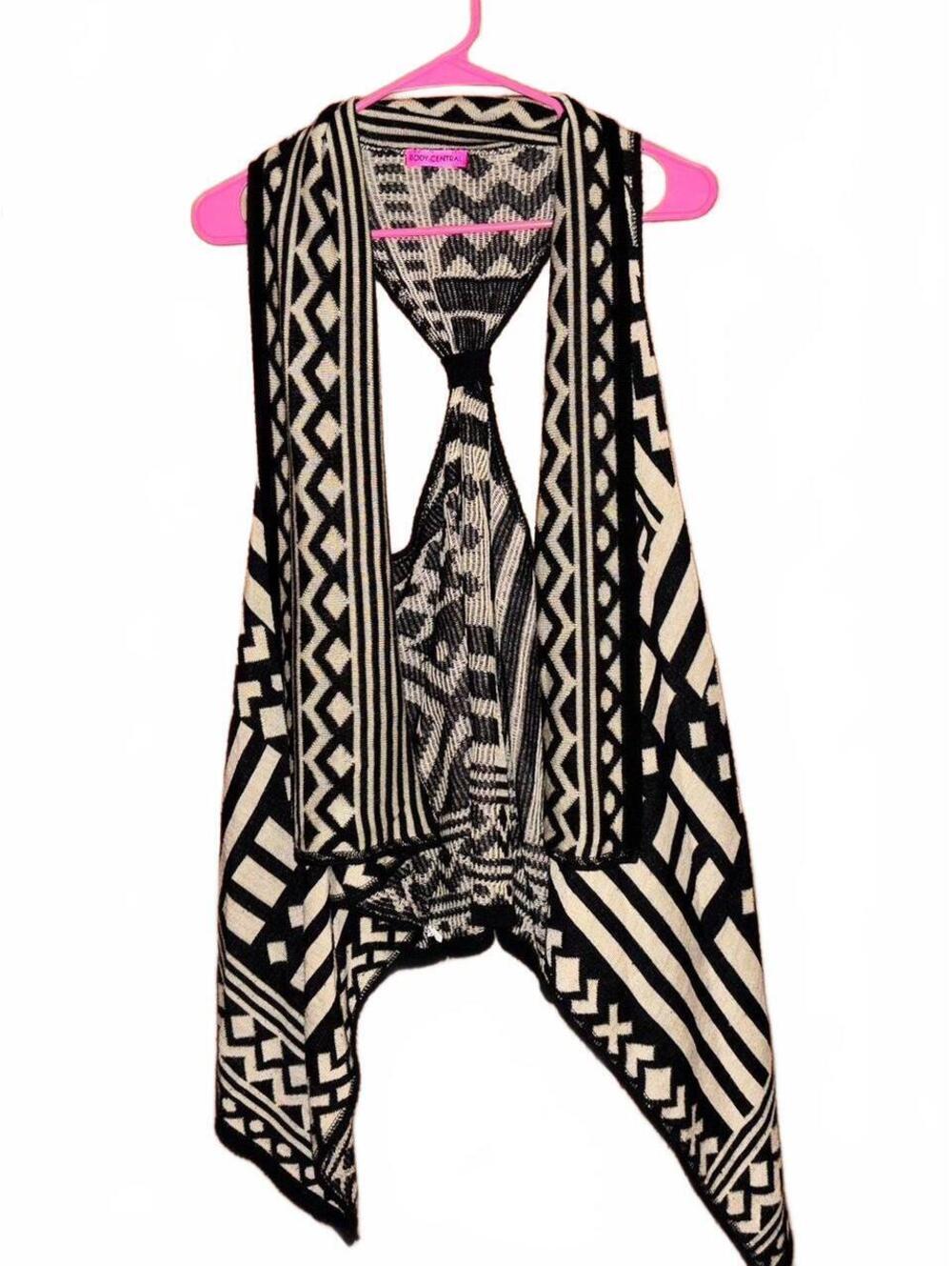 Body central Black and white geometric patterned sleeveless cardigan